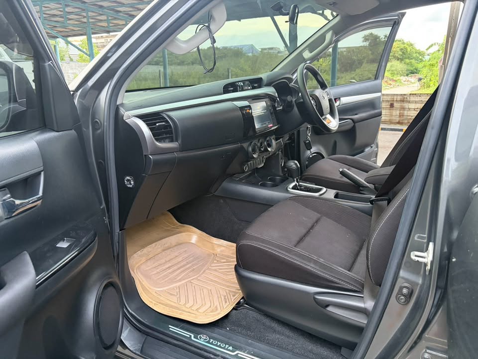 2020 Toyota Hilux Revo 2.4 AT view 3