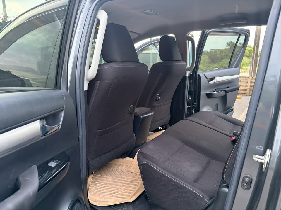 2020 Toyota Hilux Revo 2.4 AT view 5