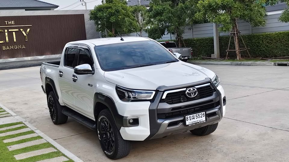 2020 Toyota hilux revo view 5