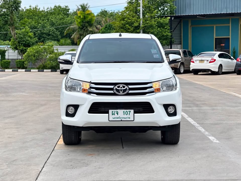 2015 Toyota revo view 3
