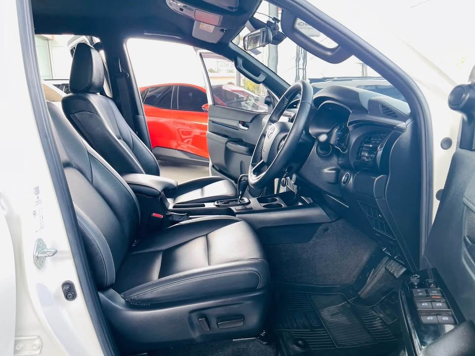 2021 Toyota revo view 6